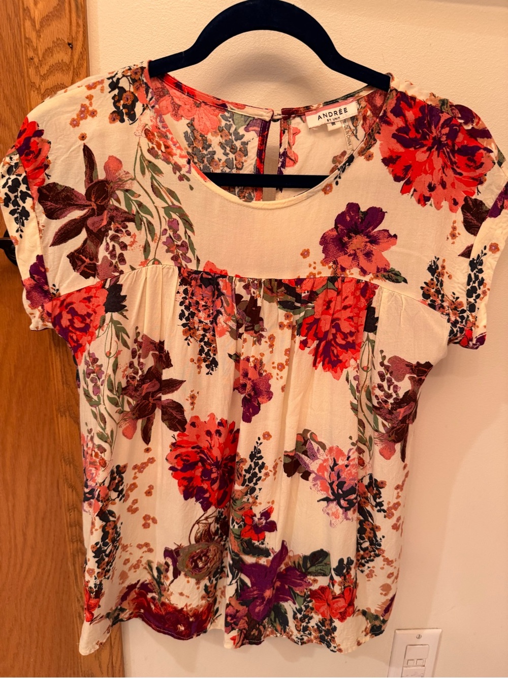 Andree Cream Floral Short-Sleeve Blouse with Flowers Size Medium EUC